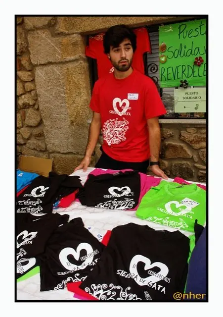 Camisetas Reverdeceremus. Solidaridad con Sierra de Gata en el festival organizado por los vecinos de Acebo y Hoyos el pasado Puente del Pilar. Imagen del s&aacute;bado, 10 de octubre, en Acebo. ANHER para www.sierradegatadigital.es                                    