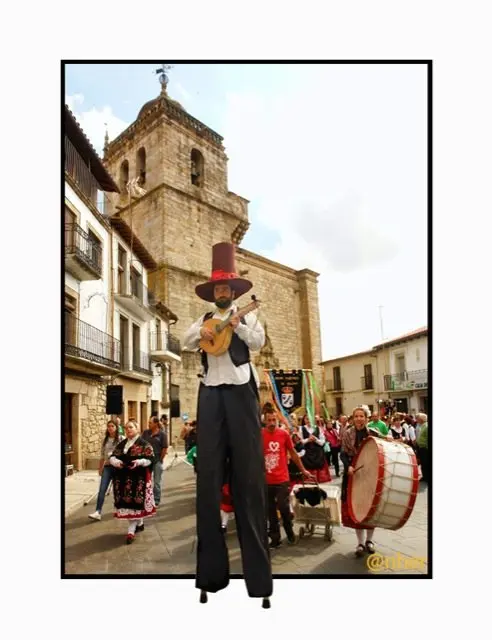 El gigante anunciaba una invasi&oacute;n folkl&oacute;rica y solidaria con la Sierra de Gata gracias a Reverdeceremus. Imagen del s&aacute;bado, 10 de octubre, en Acebo. ANHER para www.sierradegatadigital.es                                    