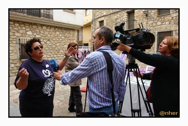 Televisi&oacute;n entrevista a Pilar Perales, miembro de la organizaci&oacute;n del festival solidario Reverdeceremus que han celebrado Acebo y Hoyos. Imagen del s&aacute;bado, 10 de octubre, en Acebo. ANHER para www.sierradegatadigital.es                                  