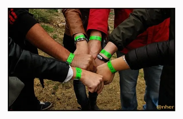 Las pulseras solidarias Reverdeceremus. Verdes en Acebo, rosas en Hoyos. Imagen del s&aacute;bado, 10 de octubre, en Acebo. ANHER para www.sierradegatadigital.es                                  
