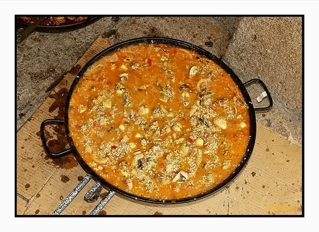 M&aacute;s de quinientas raciones de paella se sirvieron en Acebo durante el primer d&iacute;a del Festival solidario Reverdeceremus. Imagen del s&aacute;bado, 10 de octubre. ANHER para www.sierradegatadigital.es    