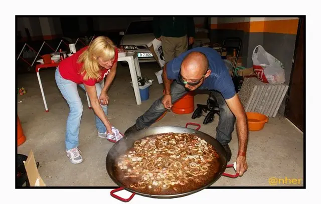 Paella con toque extreme&ntilde;o para todos en el Festival solidario Reverdeceremus celebrado el Puente del Pilar en Acebo y Hoyos. Imagen del s&aacute;bado, 10 de octubre, en Acebo. ANHER para www.sierradegatadigital.es                                    