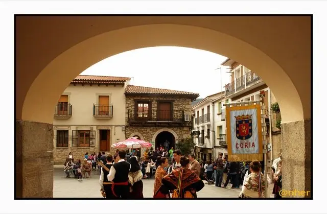 Plaza de la Esperanza en Acebo. Imagen del Festival Reverdeceremus celebrado en Hoyos y Acebo para recaudar fondos para los damnificados por el incendio de agosto. Imagen del s&aacute;bado, 10 de octubre, en Acebo. ANHER para www.sierradegatadigital.es                                    