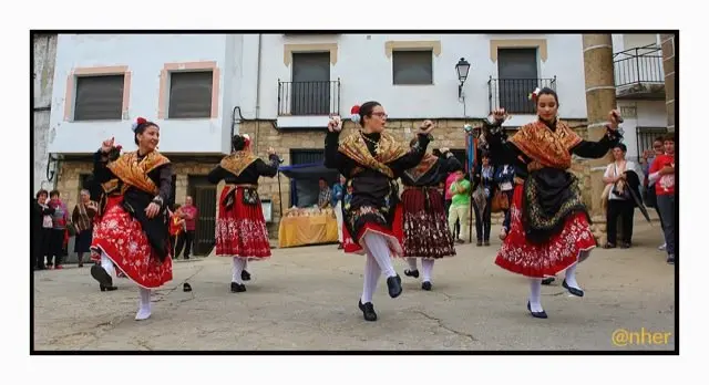 Un momento de la actuaci&oacute;n folkl&oacute;rica en el Festival Solidario Reverdeceremus, celebrado los d&iacute;as 10 y 11 en Acebo y Hoyos, respectivamente. Imagen del s&aacute;bado, 10 de octubre, en Acebo. ANHER para www.sierradegatadigital.es                     