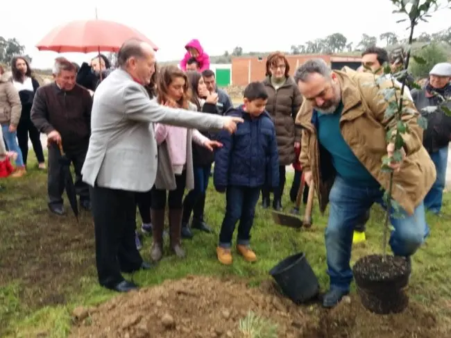Felipe Saúl y Luis Mariano Martín durante la plantación en la 211 Fiesta del Árbol de Villanueva de la Sierra