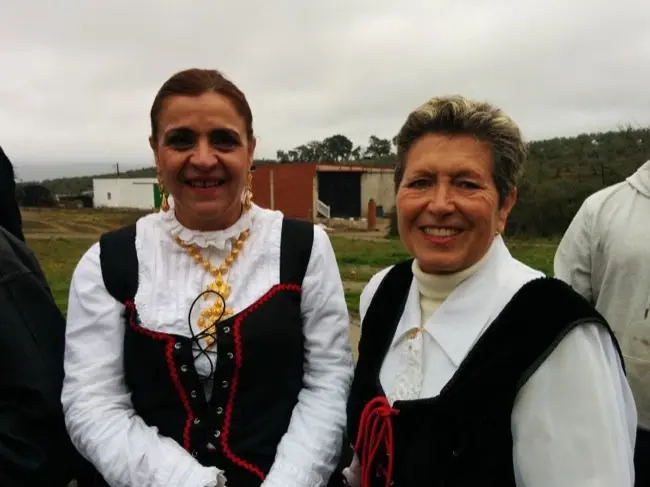 Dos guapas vecinas ataviadas con el traje regional en la 211 Fiesta del Árbol