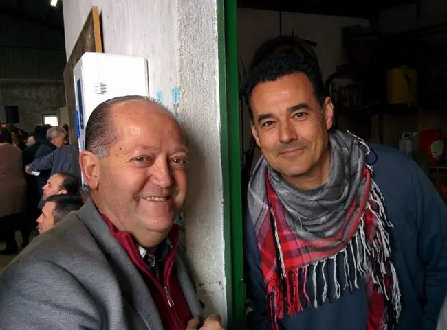 Felipe Saúl (i) y Antonio Tejerina en la Fiesta del Árbol 2016 de Villanueva de la Sierra