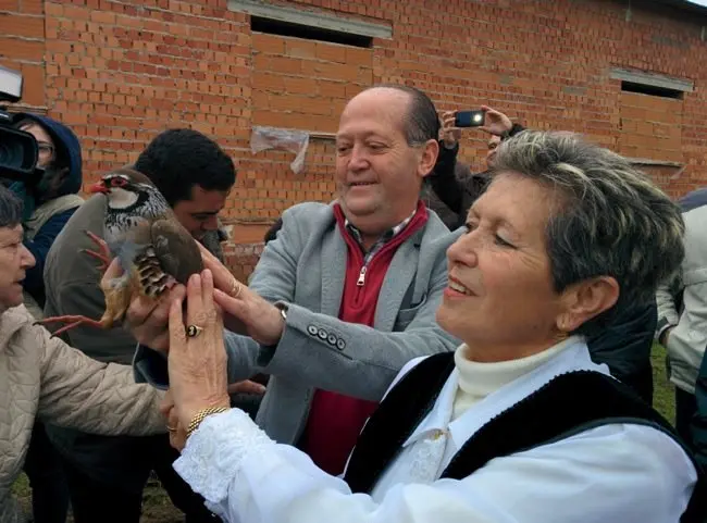 Suelta de perdices en la Fiesta del Árbol 2016 de Villanueva de la Sierra