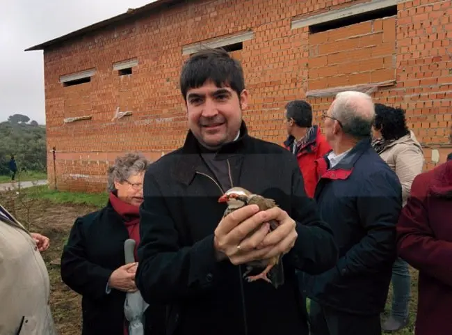 El párroco de la localidad participa en los actos de la Fiesta del Árbol 2016 en Villanueva de la Sierra