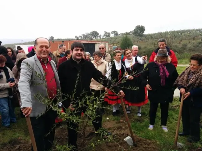 Párroco y alcalde en la 212 Fiesta del Árbol de Villanueva de la Sierr