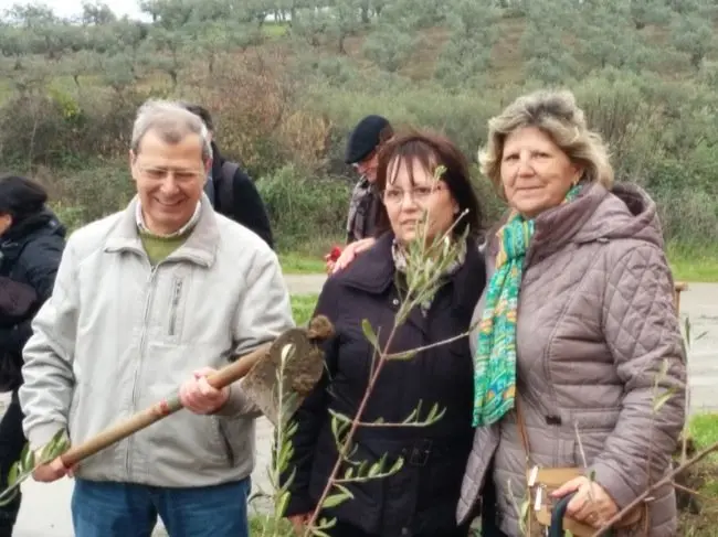 Tras la plantación de árboles en Villanueva de la Sierra 2016