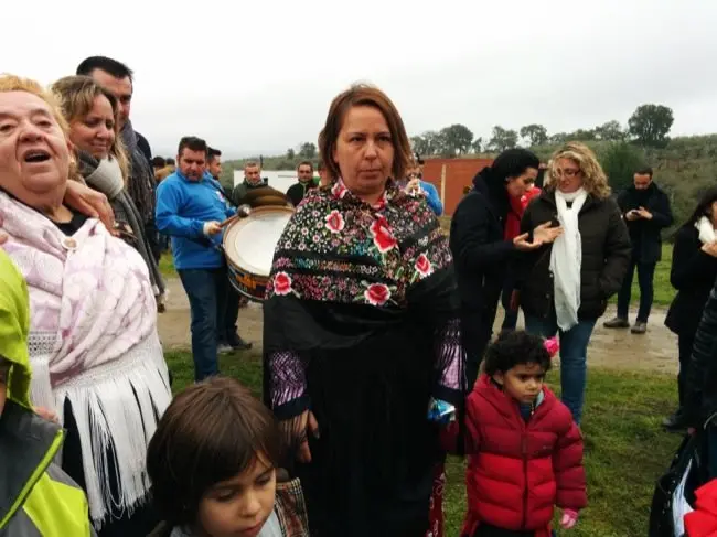 Vecinas vestidas con el traje regional en la Fiesta del Arbol de Villanueva de la Sierra