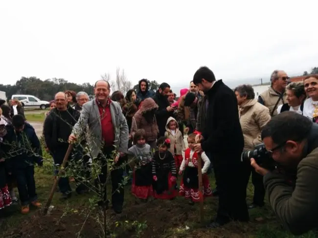 Alcalde y Párroco, juntos en la plantación de la 211 Fiesta del Árbol de Villanueva de la Sierra