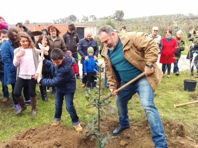 El presidente de Adisgata y alcalde de Villasbuenas planta junto a un niño un árbol en Villanueva de la Sierra