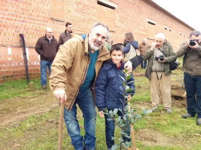 Luis Mariano Martín posa con su compañero de fatigas en la 211 Fiesta del Árbol