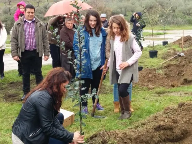 Cristina Carrasco junto a un acebo en la 211 Fiesta del Arbol de Villanueva de la Sierra