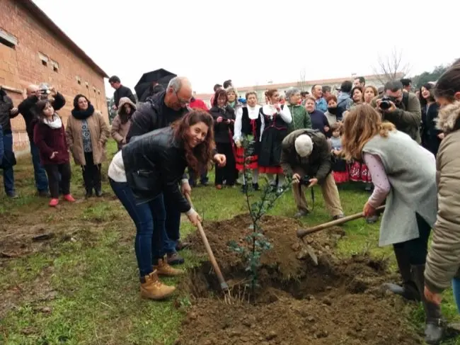 Cristina Carrasco sonriente durante la plantación en la 211 Fiesta del Árbol