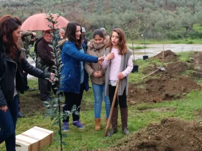 Cristina Carrasco, alcaldesa de Valverde del Fresno y vicepresidenta de la Mancomunidad de Municipios junto a tres jóvenes en la 211 Fiesta del Árbol