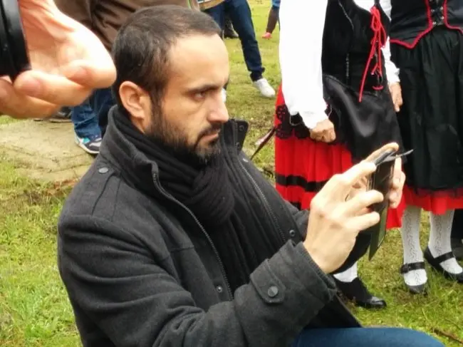 El diputado regional Eduardo Béjar toma una instantánea durante la Fiesta del Árbol en Villanueva de la Sierra