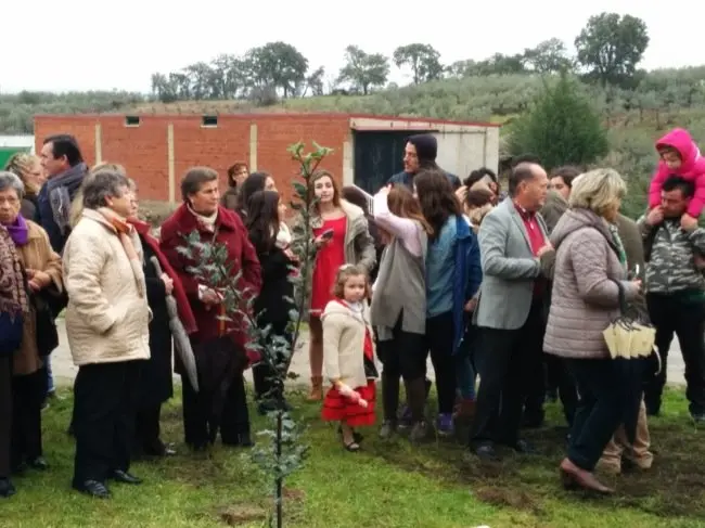 Los vecinos reunidos tras la plantación en la Fiesta del Árbol de Villanueva de la Sierra
