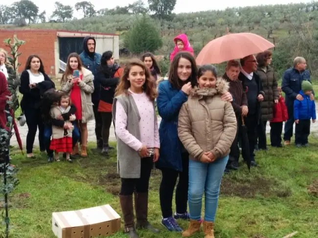 Tres jóvenes villanovenses sonríen para www.sierradegatadigital.es en la 211 Fiesta del Árbol