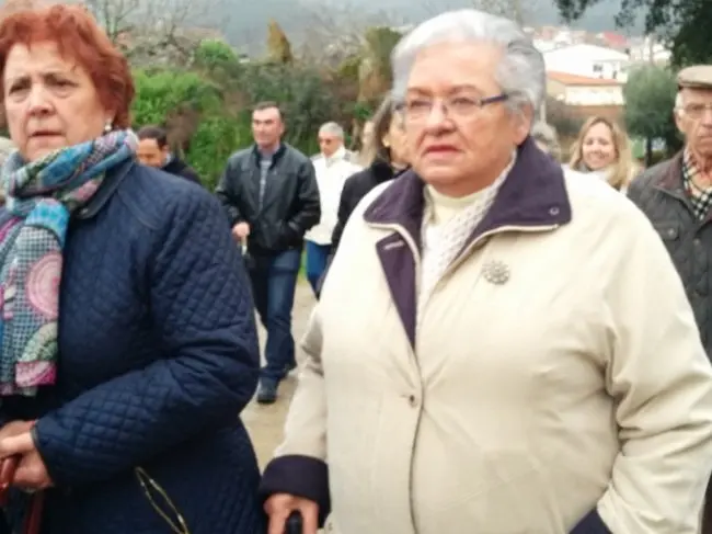 Dos vecinas camino de l plantación en la 211 Fiesta de Árbol de Villanueva de la Sierra