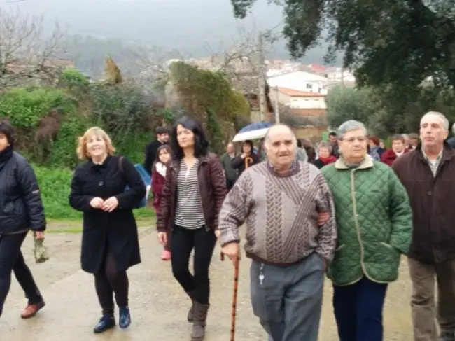 Los vecinos se encaminan hacia la plantación en la 211 Fiesta del Árbol de Villanueva de la Sierra