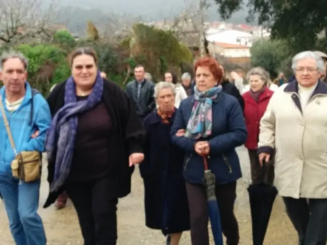 Un grupo de vecinas se dirige a la plantación en la 211 Fiesta del Árbol