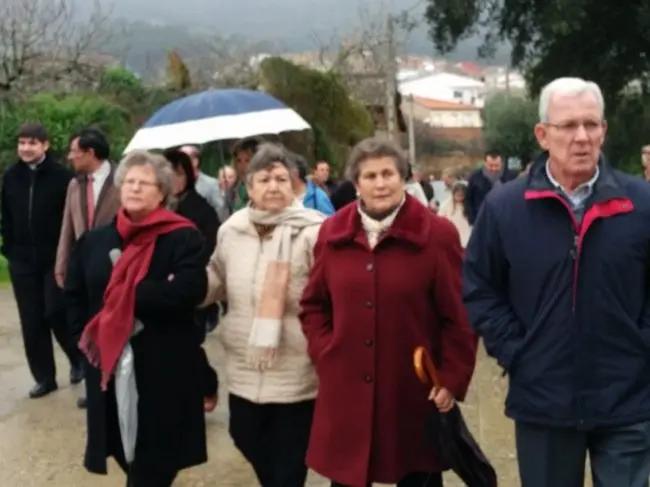 Vecinos y vecinas acuden a la plantación en la 211 Fiesta del Árbol de Villanueva de la Sierra