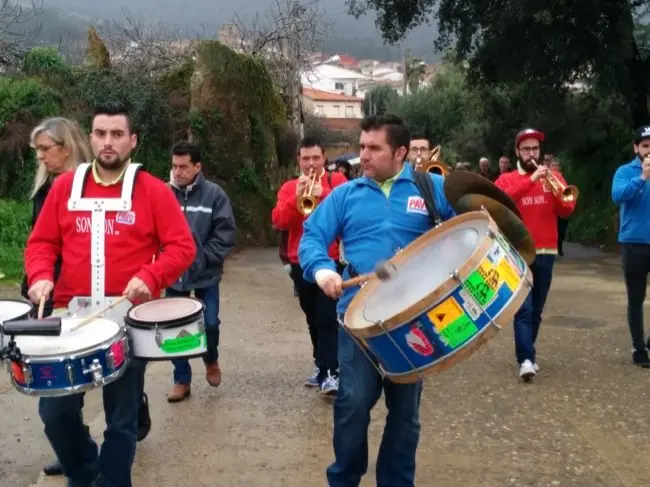 Los del Barrio amenizaron la comida multitudinaria en la 211 Fiesta del Árbol de Villanueva de la Sierra