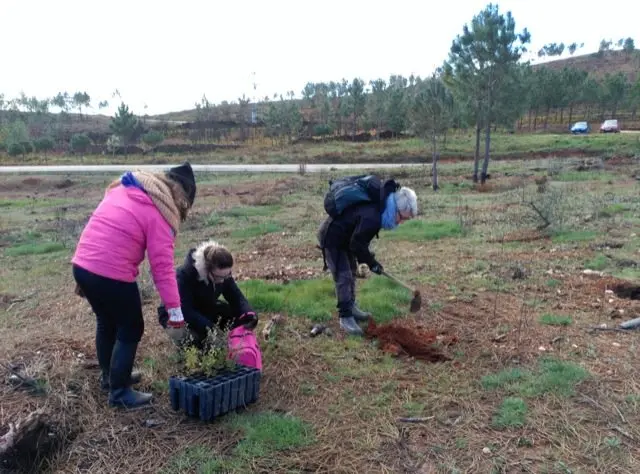 Voluntarios Plantabosques en Sierra de Gata. VER&Oacute;NICA LOPO. ADENEX