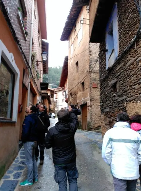 La climatolog&iacute;a acompa&ntilde;aba para un paseo bien abrigados por Robledillo de Gata. VER&Oacute;NICA LOPO. ADENEX