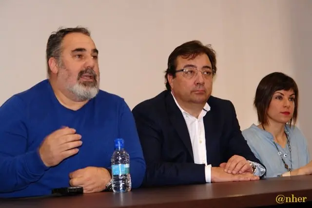 Luis Mariano Mart&iacute;n Mesa, acompa&ntilde;ado de Guillermo Fern&aacute;ndez Vara y la corporaci&oacute;n municipal durante su reuni&oacute;n con los vecinos. ANHER                             