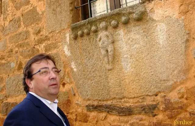 El presidente regional contempla  la casa de la Mujer Panz&uacute;a en Villasbuenas de Gata. ANHER                               