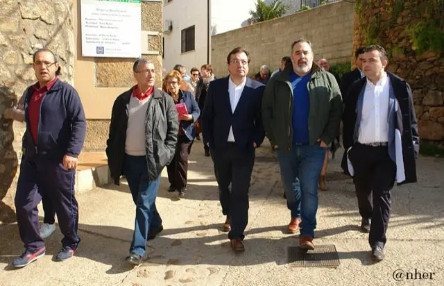 El presidente regional es acerca a conocer la casa de la Mujer Panz&uacute;a, en Villasbuenas de Gata. ANHER                  