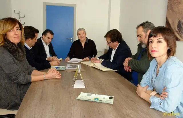 El presidente regional y la directora del SEPAD mantienen una reuni&oacute;n con la directora de Mensajeros de la Paz, Mercedes Murias, y el alcalde y la teniente alcalde de Villasbuenas de Gata en la residencia                              