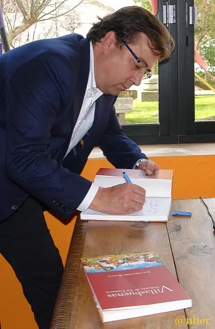 Guillermo Fern&aacute;ndez Vara en el ayuntamiento de Villasbuenas de Gata. ANHER                               