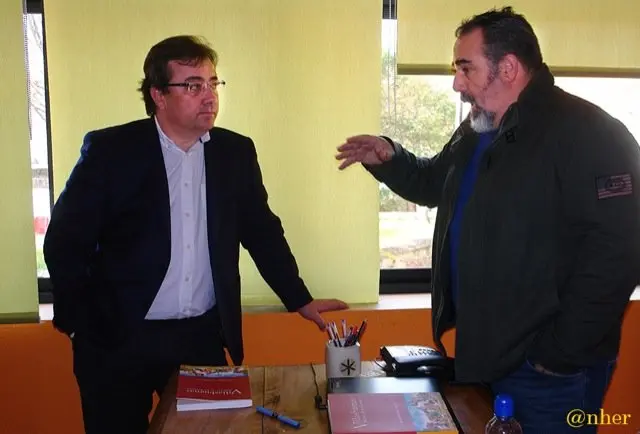 El presidente regional con el alcalde de Villasbuenas en su despacho. ANHER   