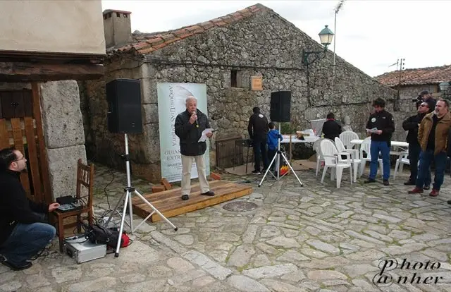 Jos&eacute; Mar&iacute;a P&eacute;rez, alcalde de Villamiel y Trevejo, da la bienvenida a Arquegu&iacute;as Em&eacute;rita. ANHER                                      