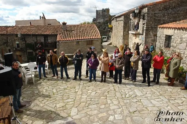 Medio centenar de personas asistieron en Trevejo a la presentaci&oacute;n de Arquegu&iacute;as Em&eacute;rita. ANHER                             