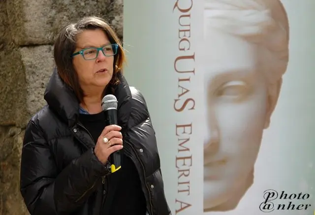Sara Font&aacute;n, directora de Sierra de Gata Digital y vocal de la Junta Directiva de la Asociaci&oacute;n Somos Sierra de Gata, da la bienvenida a Arquegu&iacute;as Em&eacute;rita. ANHER                            