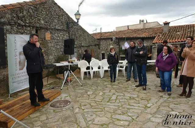 Manuel Cayuela, presidente de la Asociaci&oacute;n de Empresarios Rivera de Gata, da la bienvenida a Arquegu&iacute;as Em&eacute;rita. ANHER                            