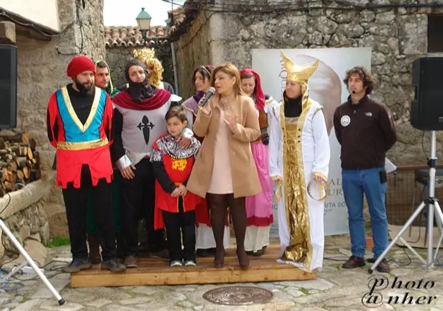 Pilar Nogales, de Arqueg&iacute;as Em&eacute;rita acompa&ntilde;ada por los actores serranos que realizar&aacute;n las recreaciones hist&oacute;ricas en la Sierra. ANHER                              