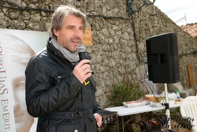 Un miembro de Arquegu&iacute;as Em&eacute;rita presenta la actividad de la empresa en Trevejo. ANHER                                     