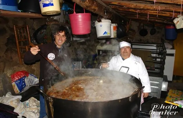 Nacho y Vicente; Vicente y Nacho al calor del delicioso cocido extreme&ntilde;o preparado por Vicente. ANHER                             