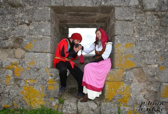 Amor medieval al resguardo del castillo de Trevejo. Recreaciones hist&oacute;ricas en Trevejo con Arquegu&iacute;as Em&eacute;rita. ANHER                                     
