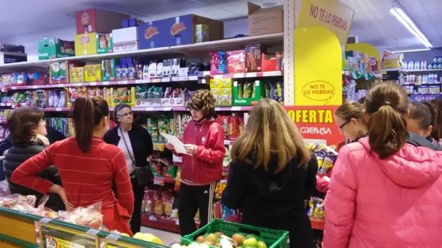 Lectura de los alumnos de primero de la ESO del IES J&aacute;lama en un supermercado de la localidad. Semana Cultural de Moraleja