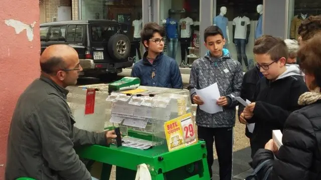 Los estudiantes del IES J&aacute;lama leen para un vendedor de la ONCE de su localidad. Semana Cultural de Moraleja