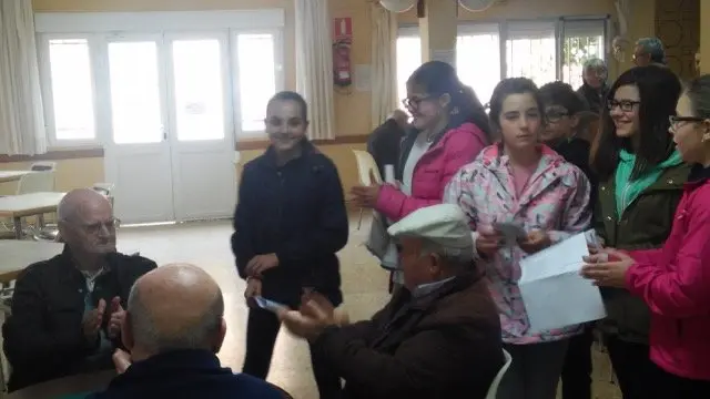 Una experiencia intergeneracional: los estudiantes de primer de la ESO en el IES J&aacute;lama leen a sus vecinos m&aacute;s veteranos. Semana Cultural de Moraleja