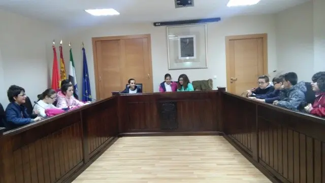 Alumnos de primero de la ESO, estudiantes del IES J&aacute;lama, durante su lectura en el sal&oacute;n de plenos del ayuntamiento. Semana Cultural de Moraleja